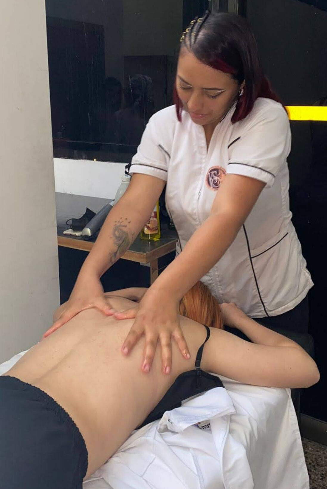 Sesión de masaje con piedras en Estetica Lady
