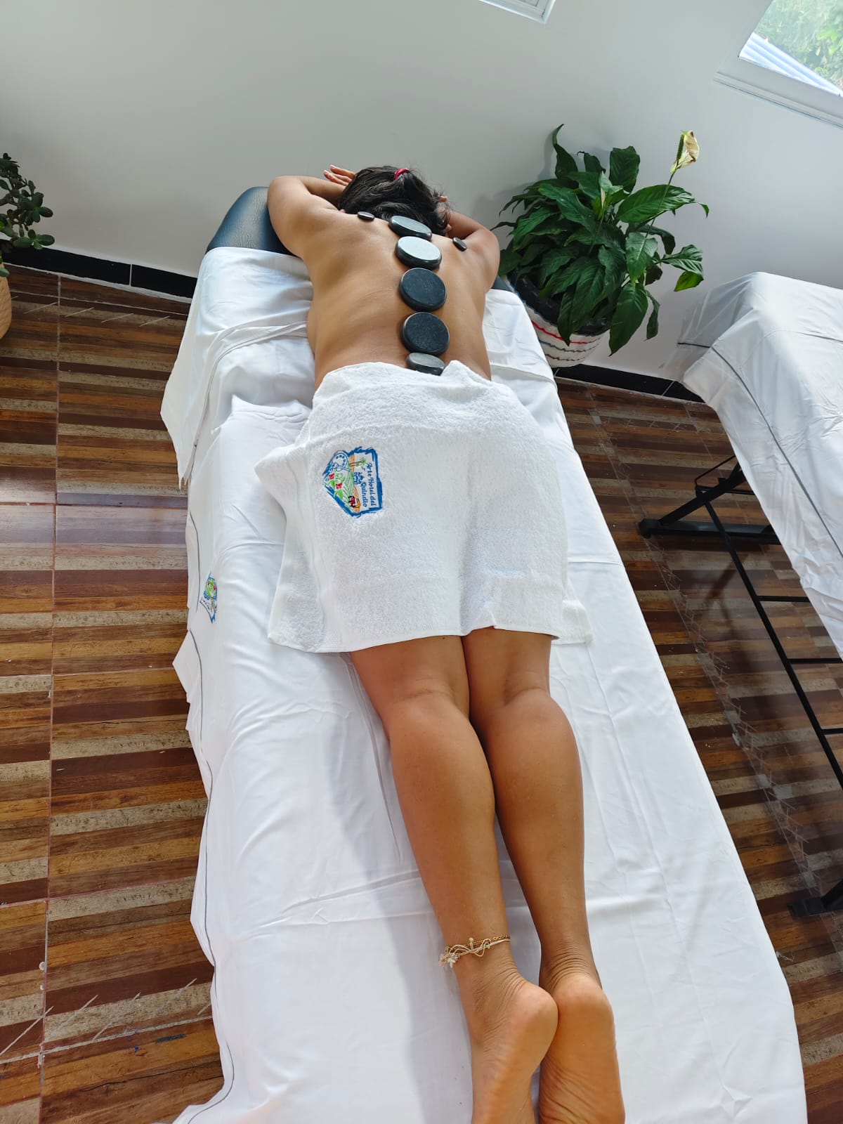 Sesión de masaje con piedras en Estetica Lady